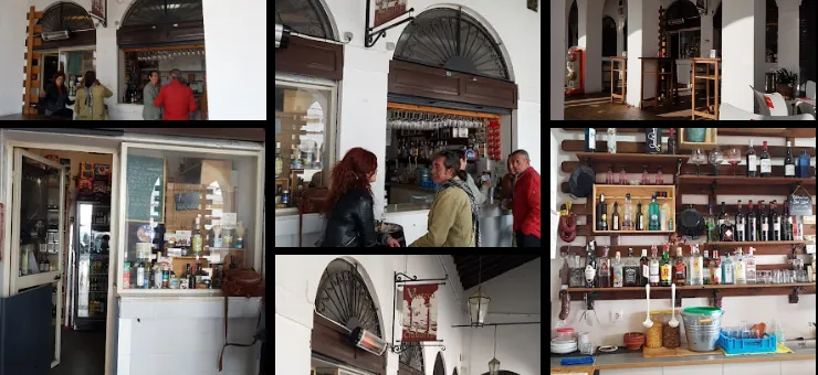 Interior de la Vinoteca El Claustro, con su barra y estanterías