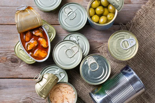 Latas de conservas y aceitunas