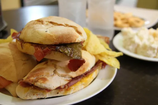 Montadito caliente con patatas