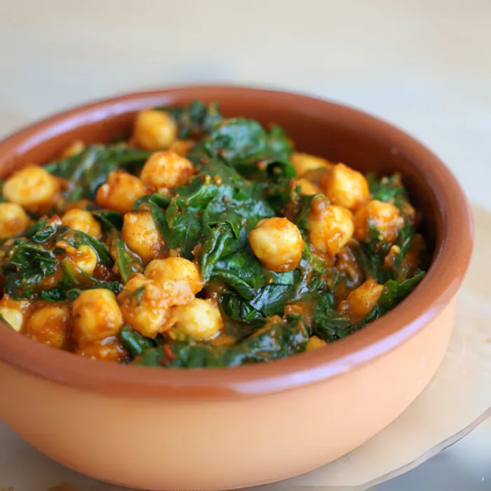 Espinacas con garbanzos en cazuela de barro
