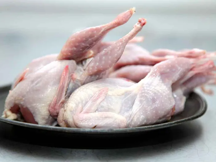 Codornices frescas en un plato