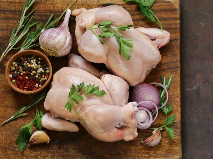 Pollo de corral listo para cocinar