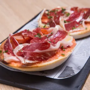 Tostada con jamón y tomate