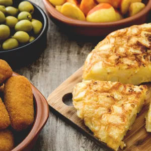 Tortilla de patatas y croquetas con aceitunas
