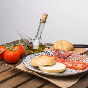 Mollete con jamón, tomate y aceite de oliva