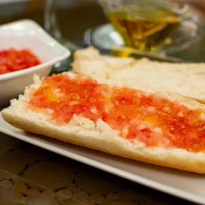 Tostada con tomate rallado y aceite