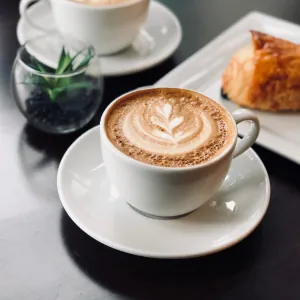 Café con leche con arte latte