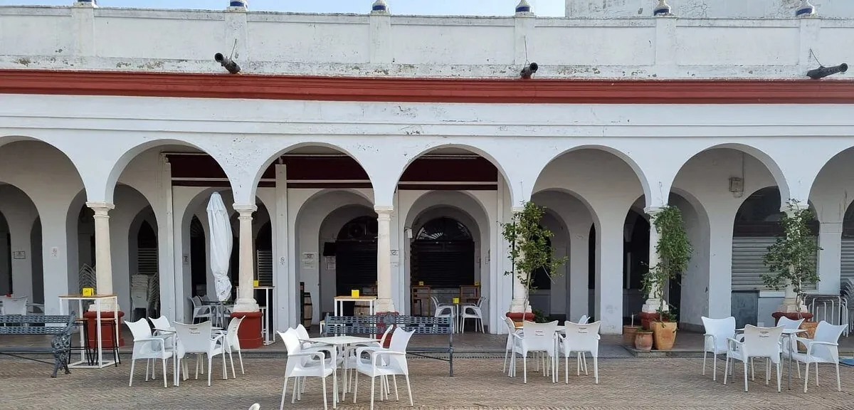 Terraza de La Trastienda junto a las galerías de la plaza