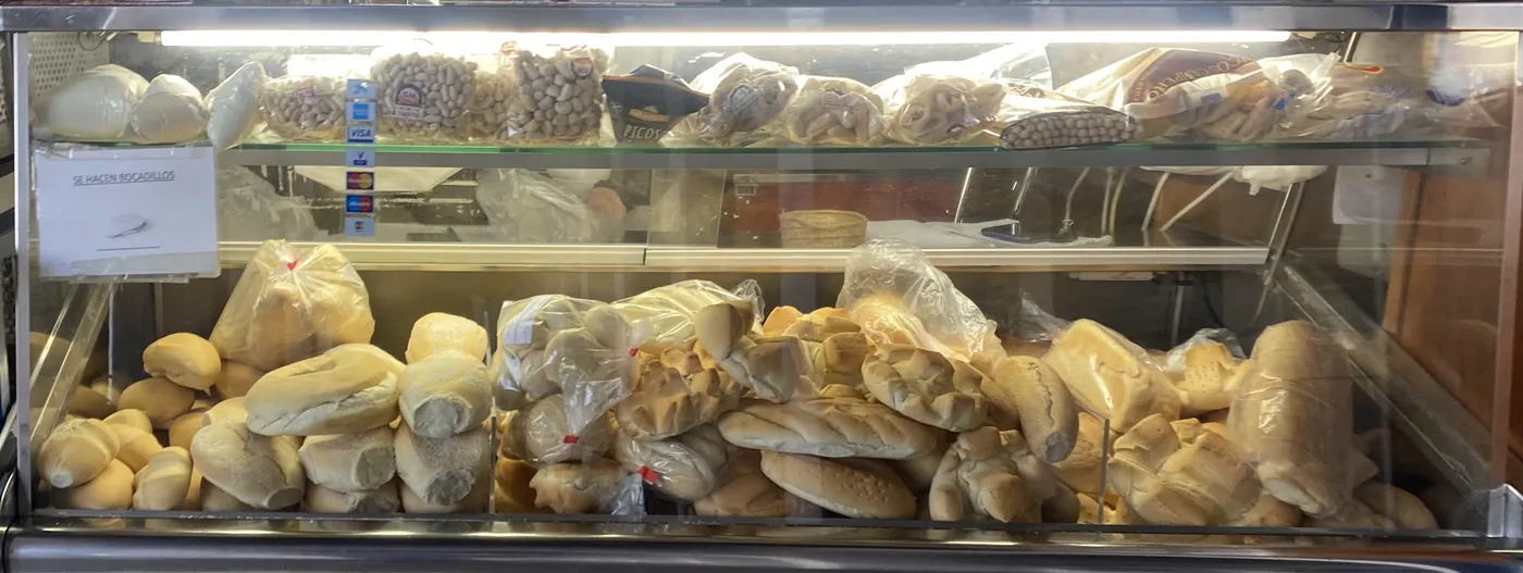 Mostrador con panes y bollería de la Panadería Eslava