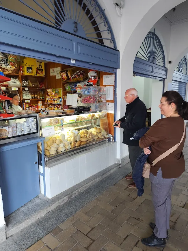 Clientes en el puesto de la Panadería Eslava