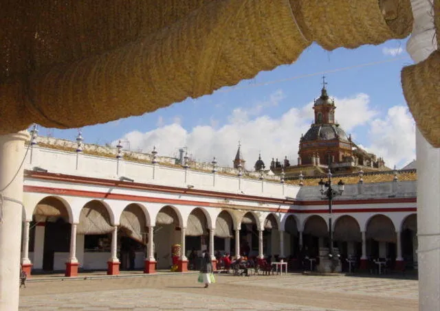 El Puesto de Maravi, con la Plaza de Abastos al fondo
