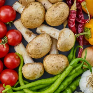 Setas, tomates y pimientos