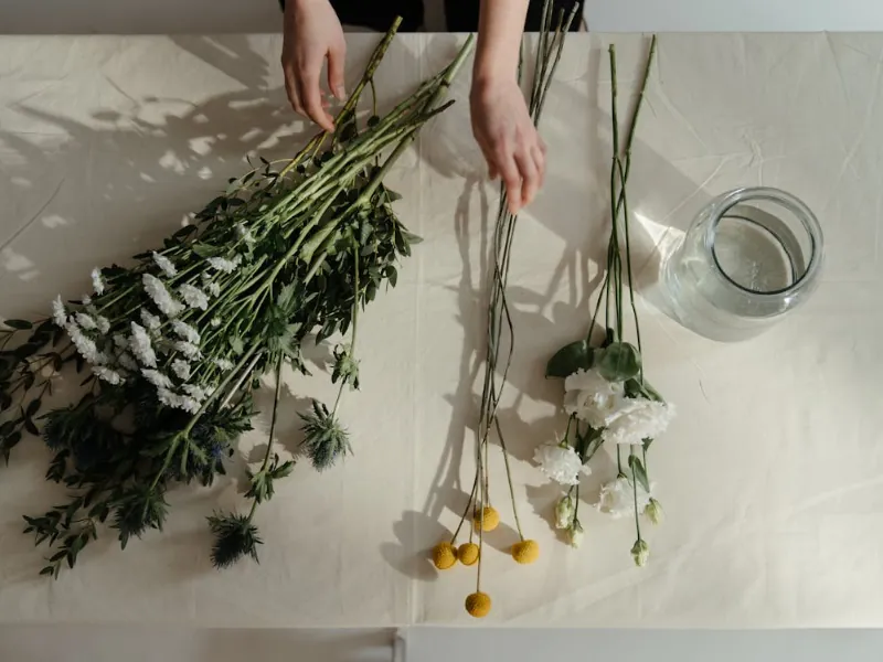 Manos preparando ramos de flores frescas