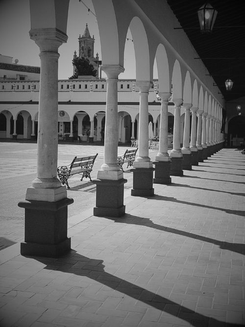 Galerías porticadas de la Plaza de Abastos en una foto antigua