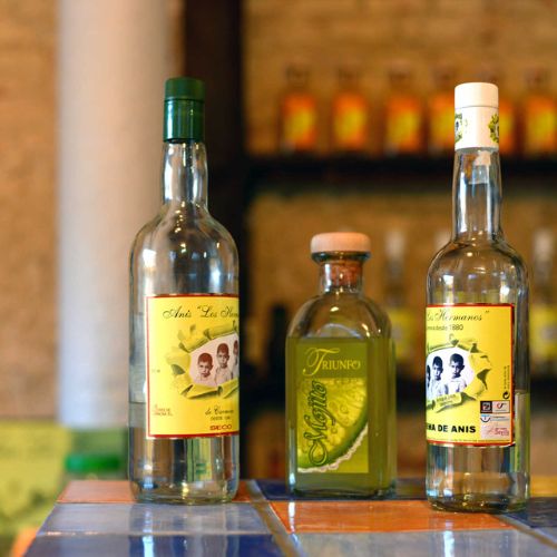 Botellas de anís artesanal de Carmona