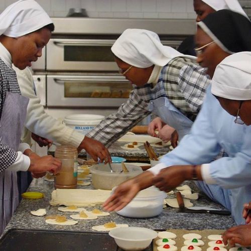 Monjas elaborando dulces en el obrador del convento