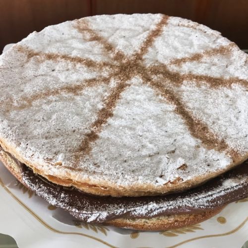 Torta inglesa de Carmona espolvoreada con azúcar y canela